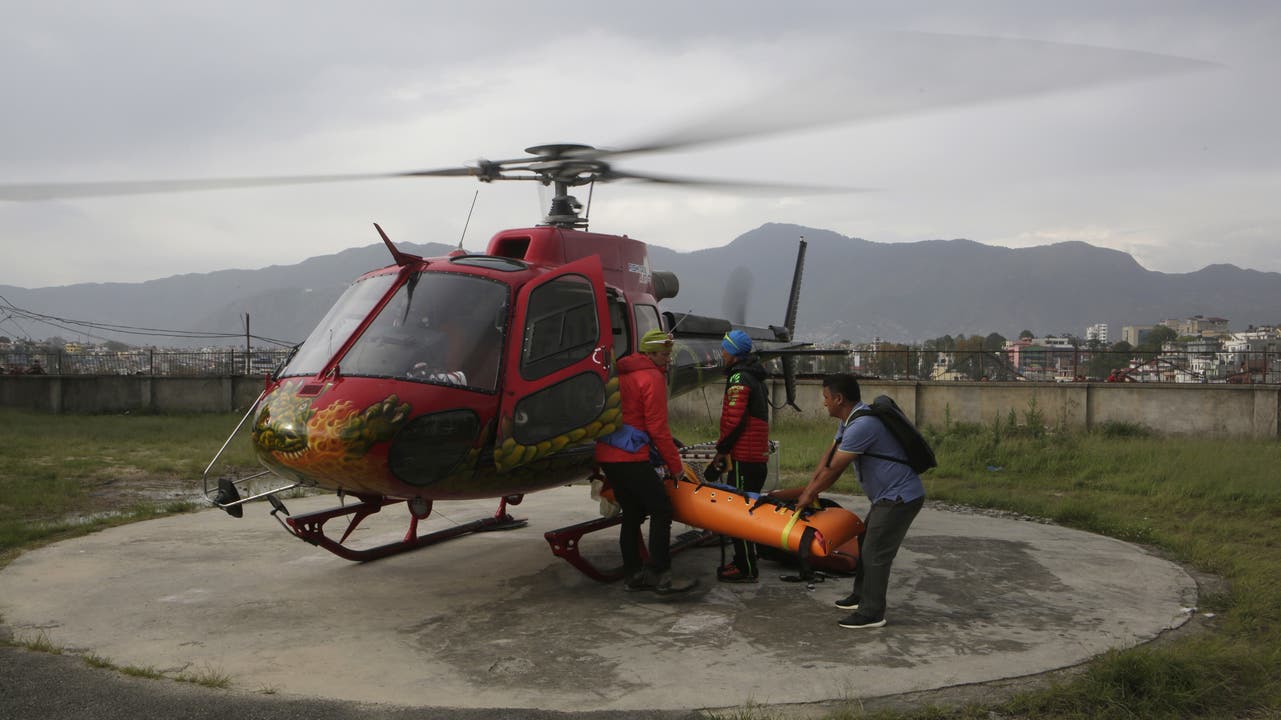 Per Helikopter wird der Leichnam von Ueli Steck ins Spital von Kathmandu gebracht.
