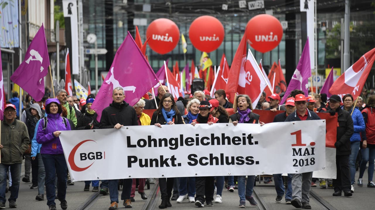 1. Mai in Basel: Ein Demonstrationszug mit Nationalrat Beat Jans, zweiter von links, und Nationalrätin Silvia Schenker, dritte von links, bewegt sich durch Basel.
