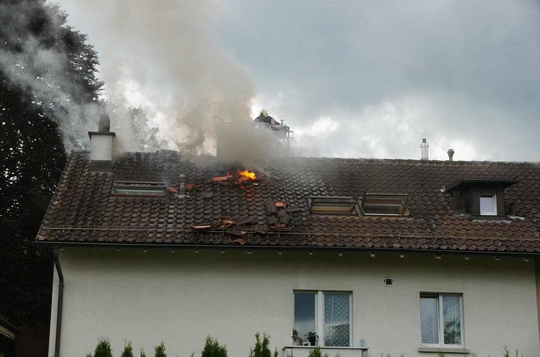 Wetzikon (ZH), 24. Juli Bei einem Küchenbrand in einem Mehrfamilienhaus ist ein Sachschaden in der Höhe von über hunderttausend Franken entstanden. Ausgelöst wurde der Brand durch Öl in einer Pfanne, das sich entzündete. Verletzt wurde niemand.