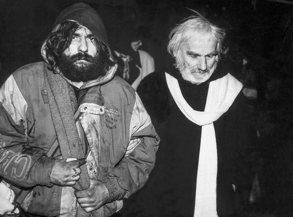 Aktion "Betten statt Letten": Der Obdachlosen-Pfarrer Ernst Sieber (rechts) am 23. Dezember 1994 unterwegs mit einem Drogenabhängigen.
