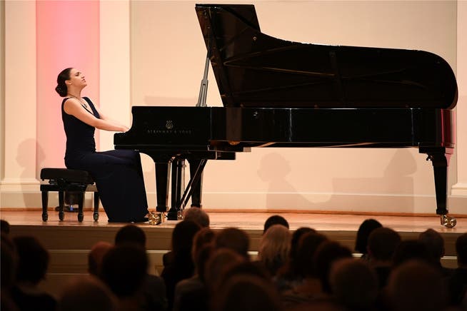 Olga Scheps auf dem Steinway-Flügel im Konzertsaal: Die 31-Jährige hat bereits sieben CDs eingespielt.