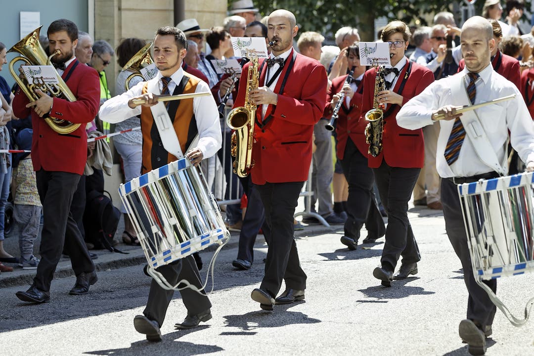 32. Aargauisches Kantonales Musikfest 32. Aargauisches Kantonales Musikfest Ohren auf! Die Stadtmusik Bremgarten eröffnete die Parade am Samstagnachmittag.