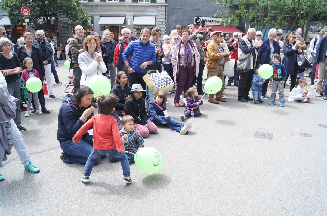 Eltern, Kinder und Passanten auf dem Schlossbergplatz vergnügen sich bei Jazzmusik