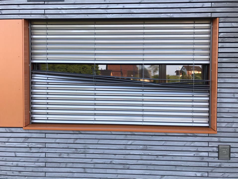 Vandalen beschädigen Fensterstoren am Schulhaus Bach in Remetschwil