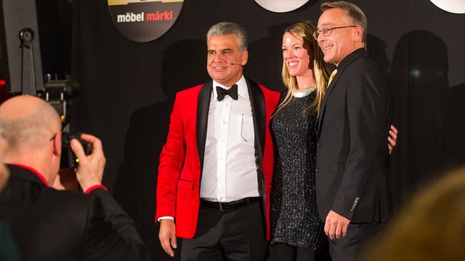 Firmeninhaber Roger Märki (l.), Laura Chaplin und Möbel-Märki-Verkaufsleiter Patrick Saner auf dem roten Teppich.