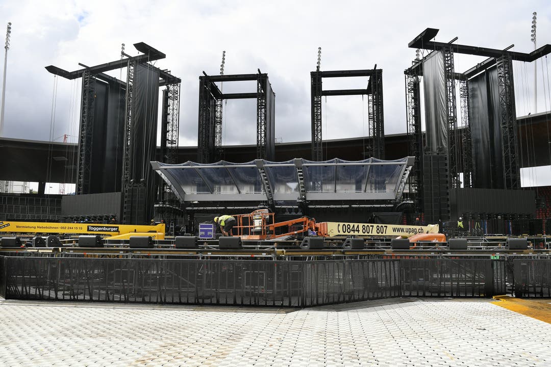 Hier wird die Bühne für die Rolling Stones im Stadion Letzigrund aufgebaut.