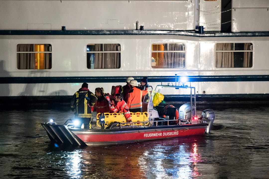 Bei der Kollision des unter Schweizer Flagge fahrenden Hotelschiffs '«Swiss Crystal»' mit einem Autobahn-Brueckenpfeiler auf dem Rhein bei Duisburg sind fast 30 Menschen verletzt worden.