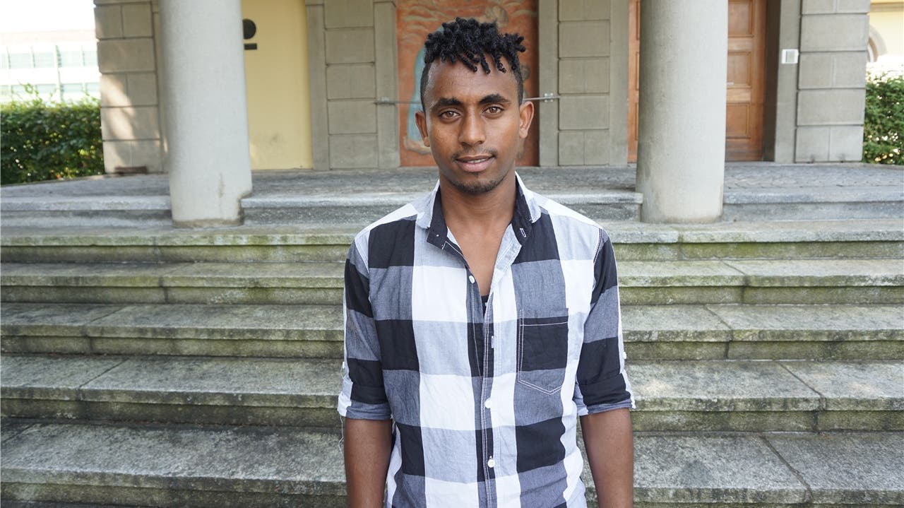 Jamil Hamid Ali (23), Suhr, Schreinerpraktiker «Vor drei Jahren bin ich aus Eritrea in die Schweiz gekommen. Erst habe ich in der KSA-Schreinerei geschnuppert und dann ein Praktikum gemacht. Nun freue ich mich sehr auf meine Lehre hier.»