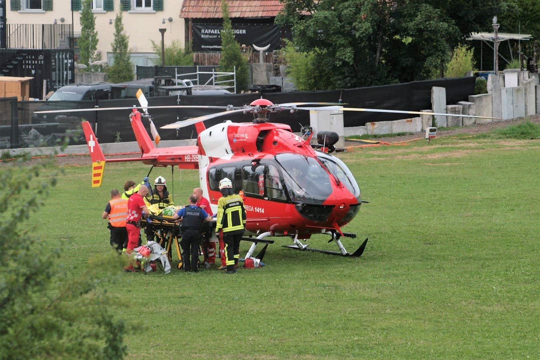 Drei Personen erlitten schwere Verletzungen an Rücken, Kopf oder Becken. Sie wurden mit dem Rettungshelikopter in Spitäler geflogen.