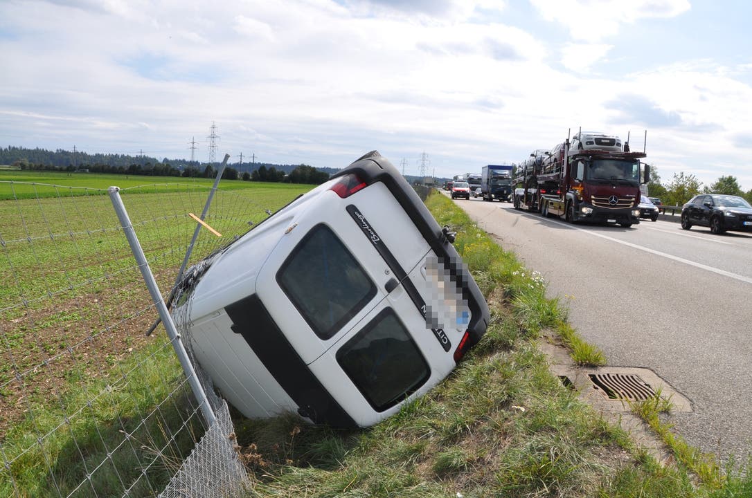 A1 bei Oensingen (SO), 21. August Ein 52-jähriger Autofahrer will auf der Autobahn A1 eine Auffahrkollision verhindern und gerät dadurch ins Wiesland. Das Auto erlitt einen Totalschaden, der Lenker blieb unverletzt.