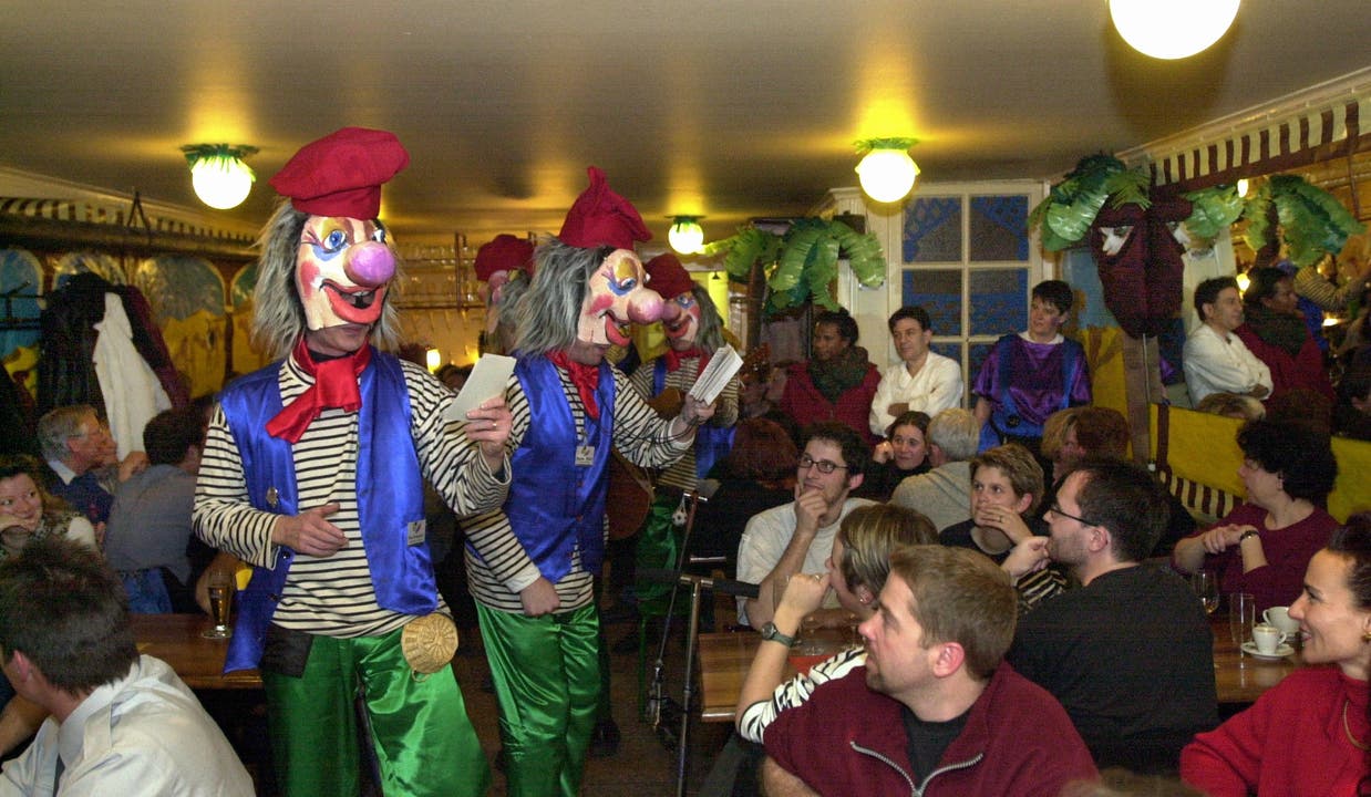 Fasnacht 2001: G.O.R.P.S während eines Auftritts in einem Restaurant