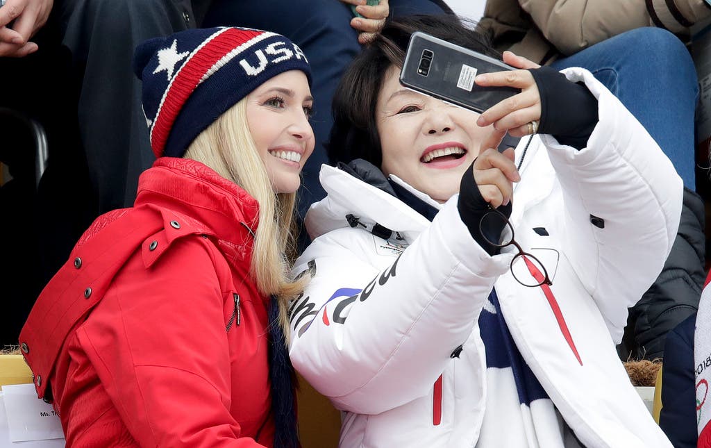 Bitte lächeln: US-Präsidententochter Ivanka Trump posiert mit Südkoreas First Lady für ein Selfie.
