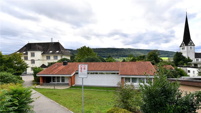 Das Kindergartengebäude (Vordergrund) soll abgerissen und an dessen Stelle der Neubau (Bild unten) realisiert werden. Links das Alpschulhaus.
