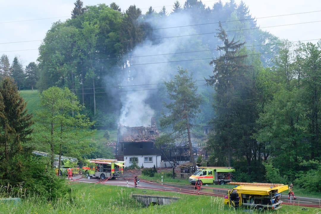 Die Feuerwehren brachten den Brand unter Kontrolle. Einfamilienhaus brennt an der Luzernerstrasse in Birmensdorf am 7. Mai 2018