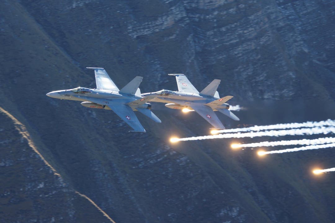 undefined Fliegerschiessen Axalp 2017 F/A-18 mit Flares