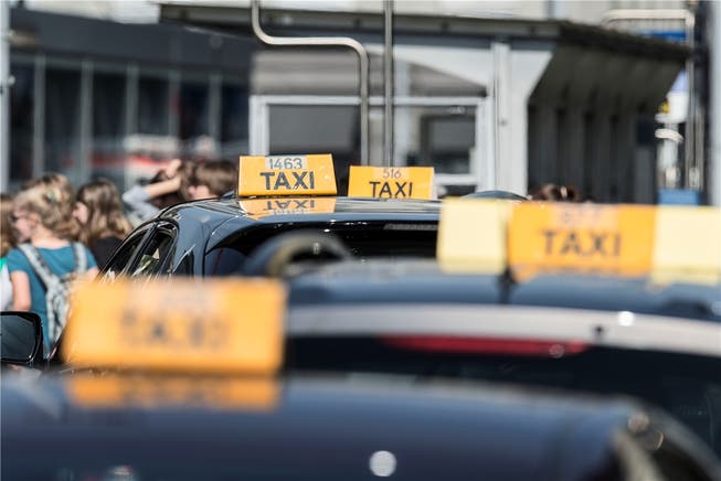 Drei selbstständige Fahrer einer Zürcher Taxi-Zentrale gelten neu als Angestellte. Das hat weitreichende Folgen für das Taxi-Gewerbe. Christian Beutler/Keystone