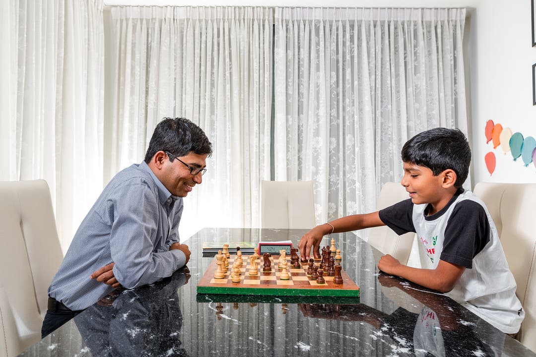 Schachtalent Aryan Anand Aryan spielt gegen seinen Vater Anand Nagasayanam ein Spiel und setzt ihn zwei Mal Schachmatt.