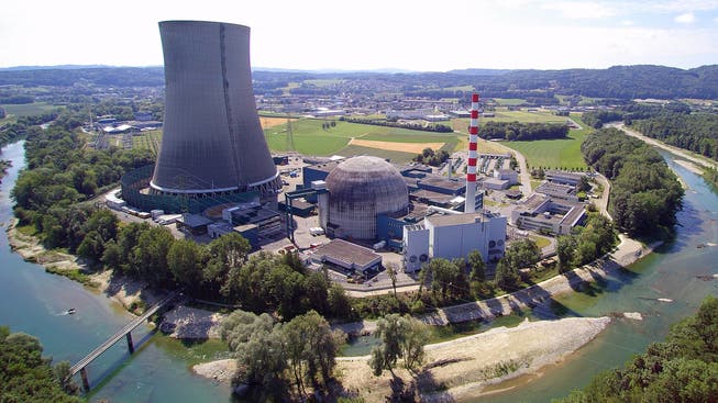 Das KKW Atomkraftwerk Gösgen darf weiterhin Wasser aus der Aare beziehen, solange keine Fische sterben.
