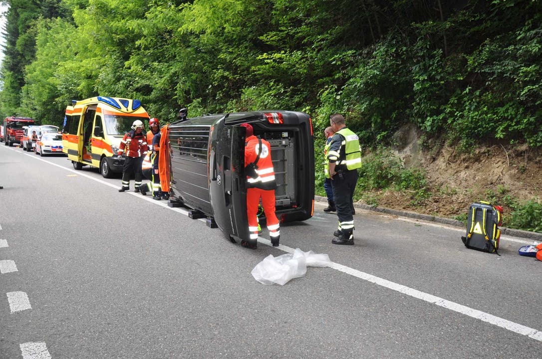 Schnottwil (LU), 12. Juni Bei einem Selbstunfall bei Schnottwil kippt ein VW-Bus auf die Seite gekippt. Der Lenker bleibt unverletzt, muss jedoch von der Feuerwehr aus dem Auto geborgen werden.