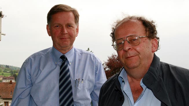Die beiden Freunde Peter Studer (li.) und Beat Richner warben im Jahr 2006 in Reinach für ein Benefizkonzert von «Beatocello» im Wynental.