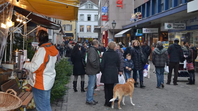 Sonntagsverkauf in Aarau: An den Adventssonntagen sind viele noch auf der Suche nach einem passenden Geschenk. (Archiv)