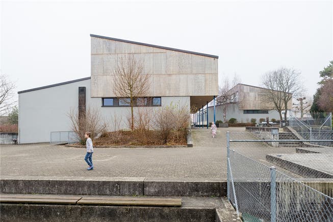 Heute hat Küttigen (hier das Schulhaus Stock) eine Primarschule, eine Sek und eine Real.