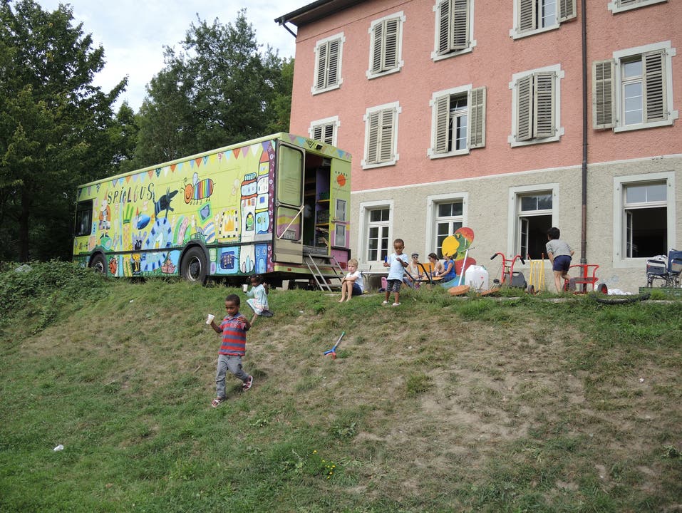 Der Spielbus der Berner Fachstelle "SpielRaum" macht Halt im Asylzentrum Untersiggenthal.