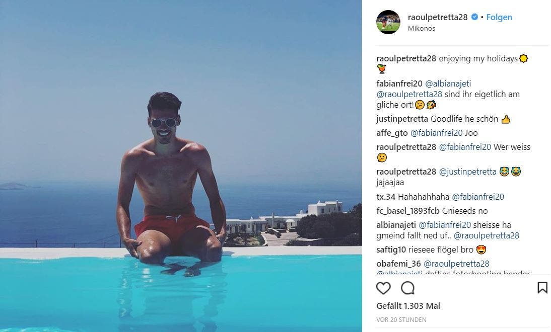 Raoul Petretta (21) Der Linksverteidiger meldet sich freudig strahlend vom Poolrand aus Mykonos. «Enjoying my holidays», so seine Nachricht.
