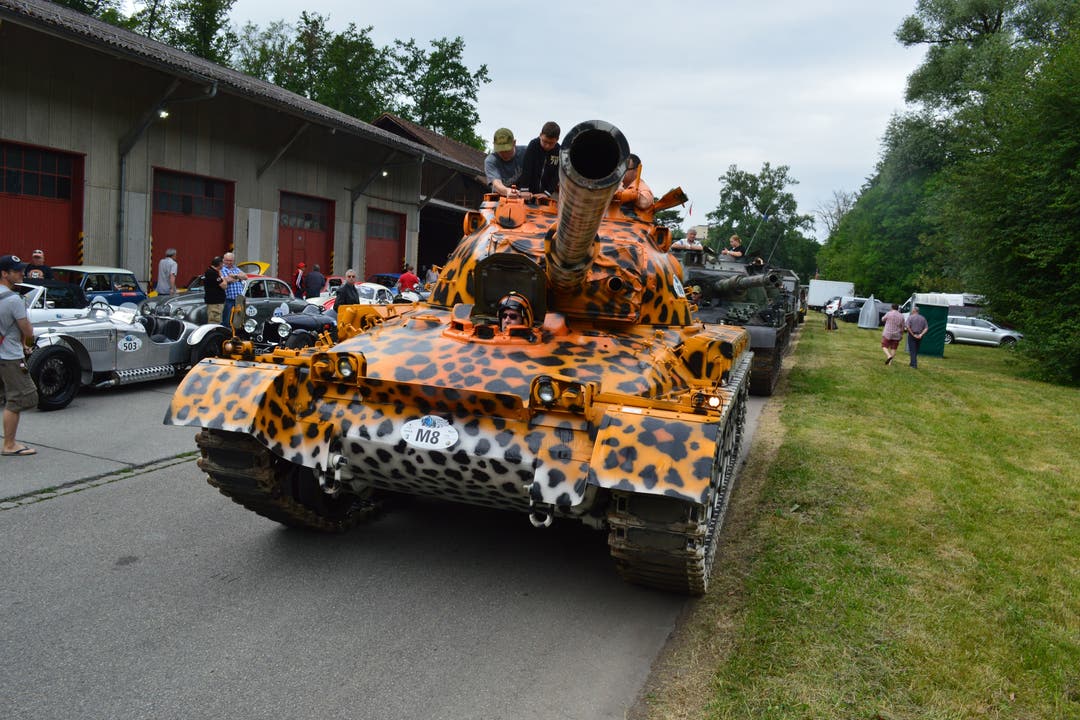 Oldtimer GP Im Brugger Schachen läuft etwas: Der Leopard Panzer hat seine natürliche Farbe bekommen.