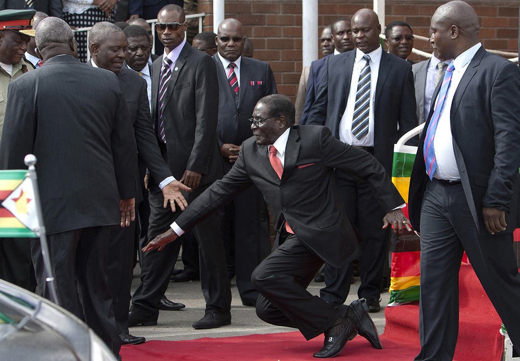Der stürzende Mugabe - ein Bild mit Symolkraft. Aufgenommenwurde es im Februar 2015 beim Treffen der Afrikanischen Union in Äthiopien.