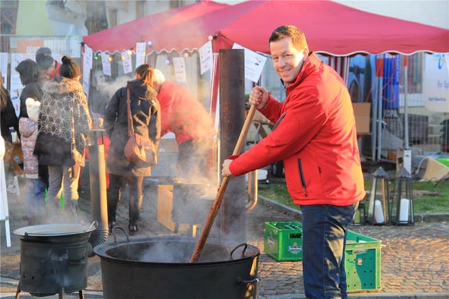André Wunderlin, der den Club in diesem Jahr präsidiert, rührt das Gulasch am Weihnachtsmarkt in Frick. Wendel Hilti
