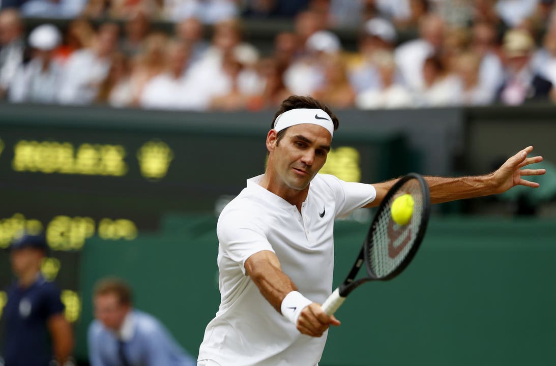 Roger Federer holt sich den ersten Satz mit 6:3.