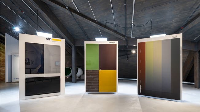 Die farbigen Solarfassaden sind Teil der Ausstellung Bauen und Modernisieren. ZVG/Umwelt Arena Schweiz