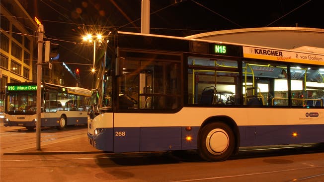 Rendezvous der Nachtbusse am Bellevue in Zürich: «Das heutige Nachtnetz-Konzept stösst an seine Grenzen», sagt ZVV-Sprecher Caspar Frey.