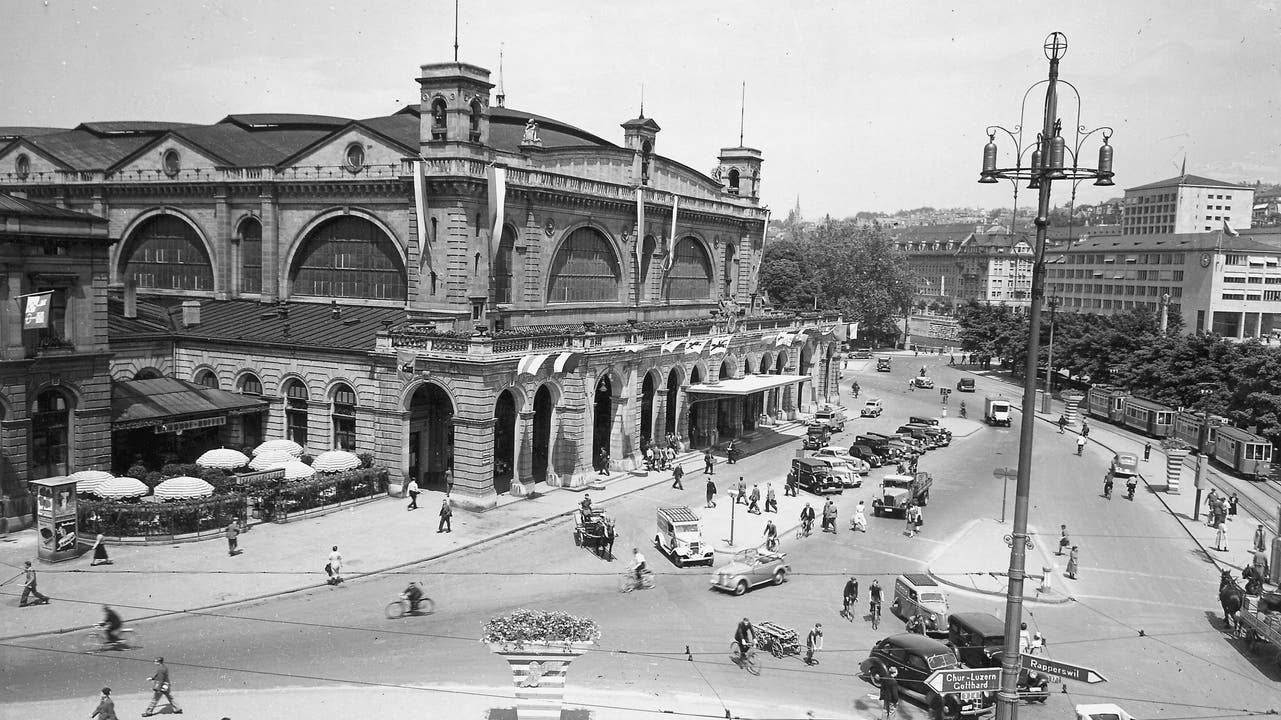 Velo, Fussgänger, Autos und Trams kreuzen sich am Bahnhofquai im Jahr 1939.