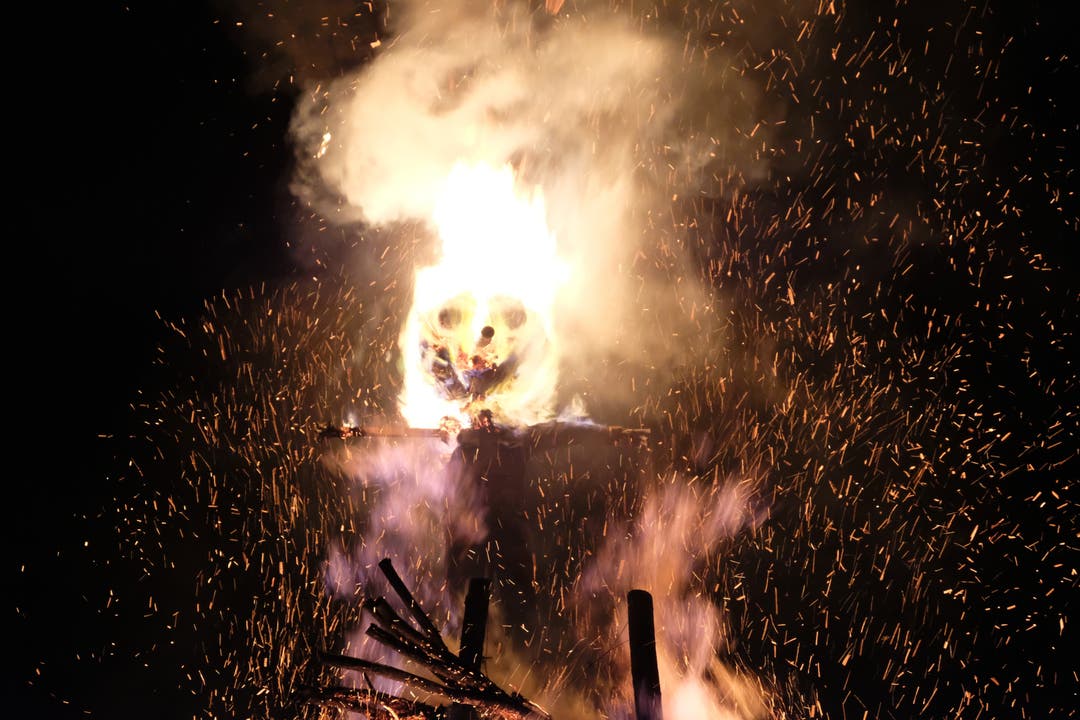 Der Böögg hat Feuer gefangen. Als es so weit war, verbrannte er dieses Jahr besonders schnell.