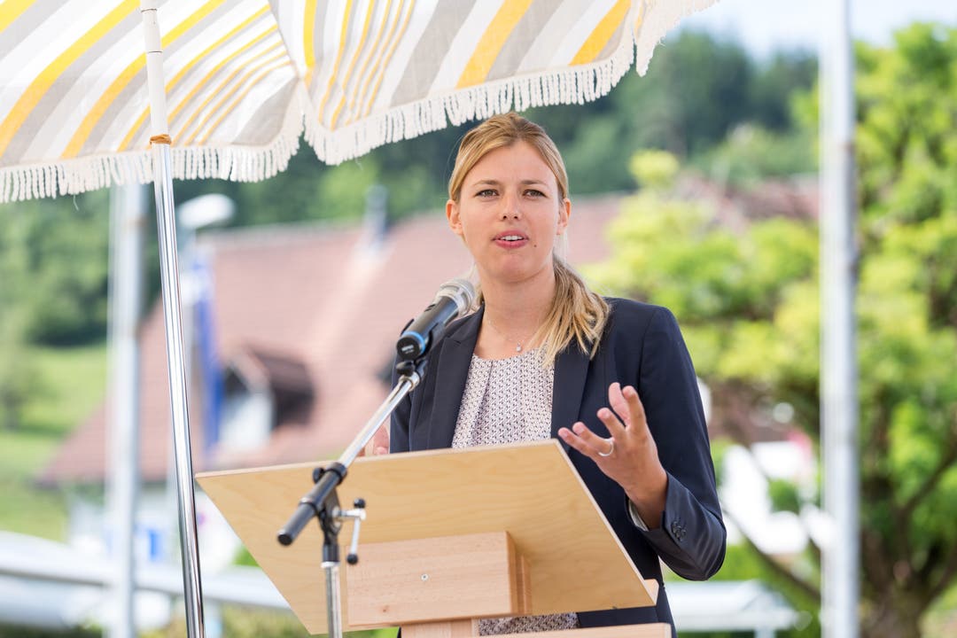 Bundesfeier am 1. August in Spreitenbach Karin Bertschi, Geschäftsführerin Recycling-Paradies und SVP-Grossrätin, hält ihre Ansprache an der Bundesfeier auf dem Gemeindehausplatz in Spreitenbach, am 1. August 2017.