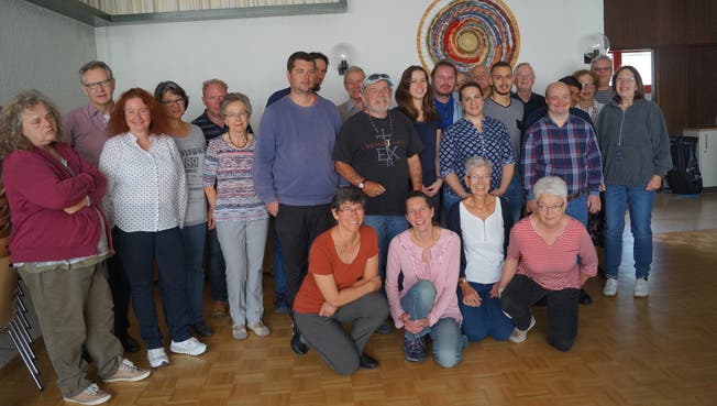 Im Eusebiushof versammelten sich Bewohner der Stiftung Schmelzi und die Helfer des Pfarreirats zum Gruppenbild anlässlich der Einladung.