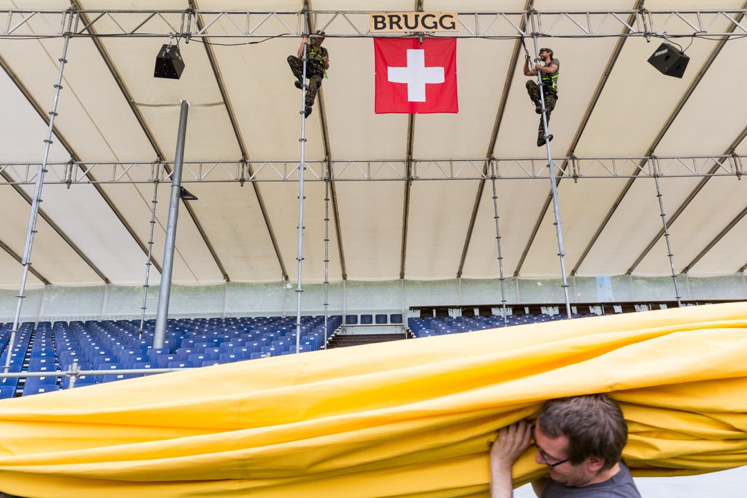 Aufbauarbeiten für das Aargauer Kantonalschwingfest 2017 in Brugg WK-Soldaten montieren eine Schweizerfahne, bei Aufbauarbeiten für das Aargauer Kantonalschwingfest, am 4. Mai 2017 in Brugg. Das 111. Aargauer Kantonalschwingfest findet am 7. Mai im Schachen in Brugg statt.
