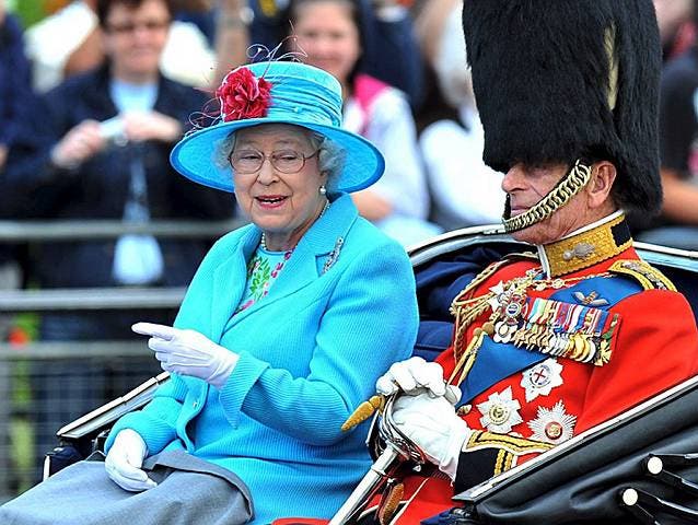 Prinz Philip mit der Queen hoch zur Kutsche: Auch solche Szenen wird man nicht mehr sehen.