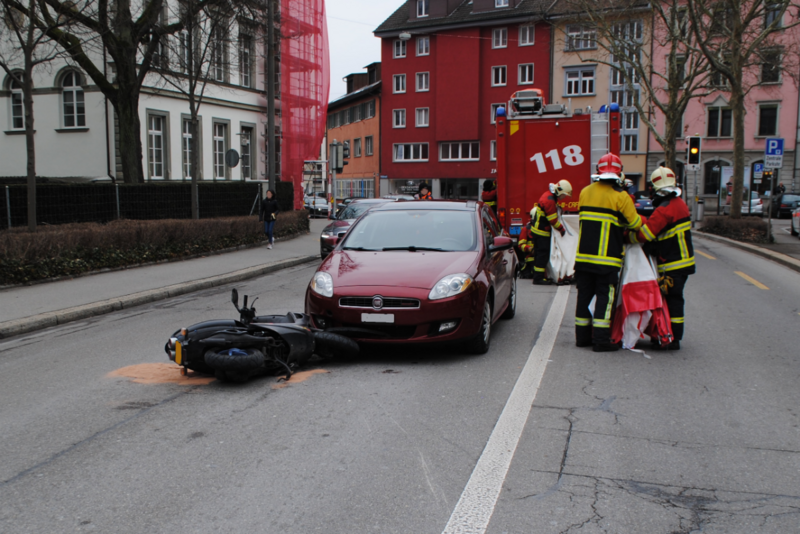 Schaffhausen, 19. Februar An der Bachstrasse in Schaffhausen hat sich eine Kollision zwischen einem Roller und einem Personenwagen ereignet. Der Rollerfahrer wurde dabei schwer verletzt. Ein drittes Fahrzeug, welches am Unfall beteiligt war, entfernte sich von der Unfallstelle.