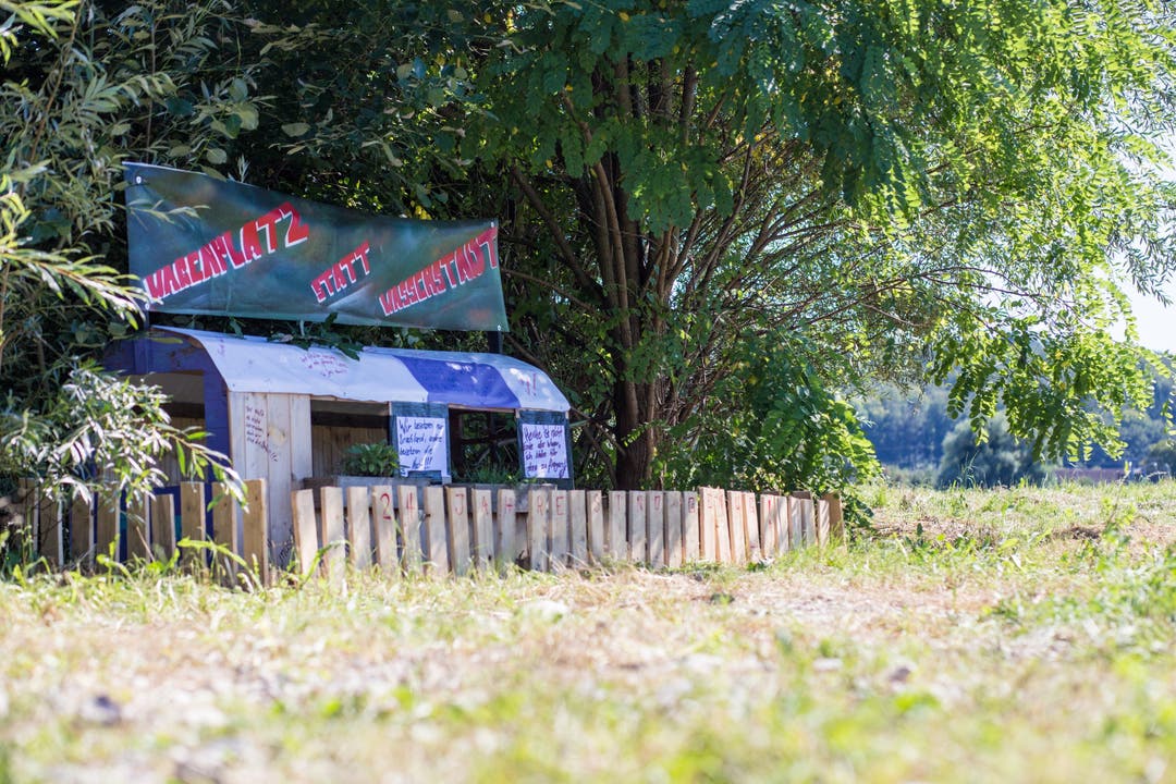 August 2016: Die Wagabunten räumen ihr Lager am Grabackerweg noch vor Ablauf des Ultimatums. «Wagen Nummer 14» – ein Bauwagen en miniature – bleibt als letzter des Wagendörflis übrig.