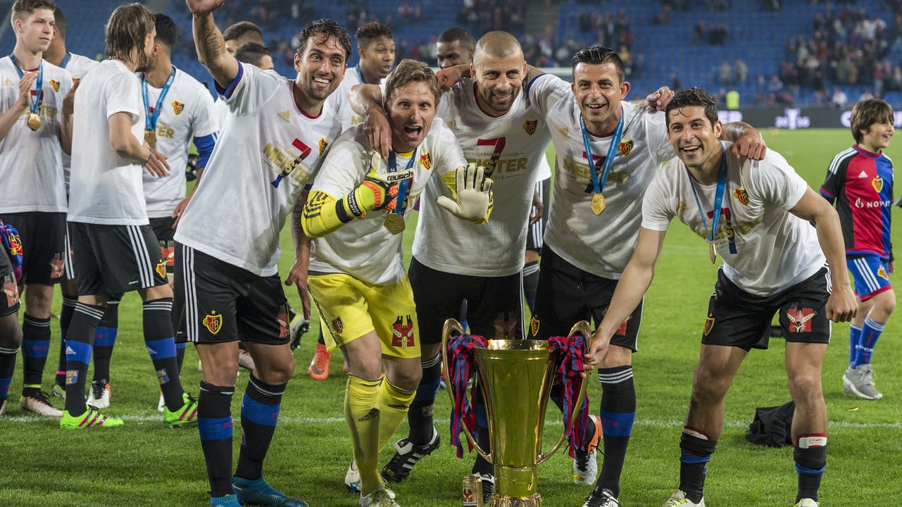 19. Titel, 2016: Sieben Titel in Serie für den FCB – Delgado, Vailati, Samuel, Safari und Callà (v.l.) freuen sich mit demüber den neuen Meister-Pokal.