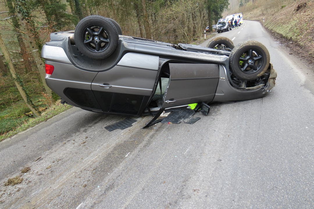 Ammerswil AG, 20. Februar Auf der Strasse zwischen Egliswil und Ammerswil verlor ein Autofahrer am Dienstagmorgen die Kontrolle über seinen Wagen. Dieser überschlug sich anschliessend auf das Dach.