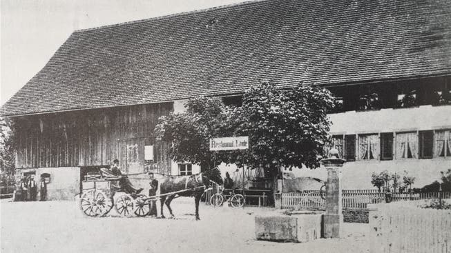 Das Ziegeldach rettete den Gasthof Linde, die frühere Zehntenscheune, als einziges Haus im Dorfkern vor dem Feuer – hier ein Bild um 1910. Vom Dorfbrand selbst und vom alten Fislisbach gibt es keine Aufnahmen.