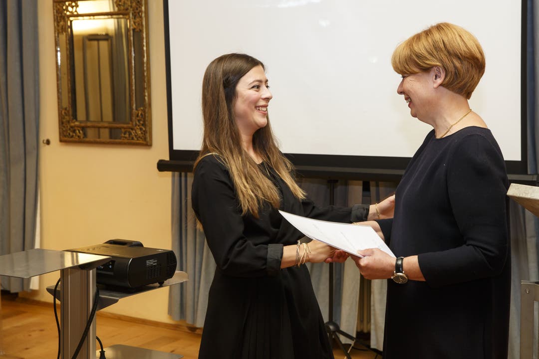 Stiftungsratspräsidentin Ilse Ruch übergibt der Solothurner Künstlerin Dimitra Charamandas den Preis