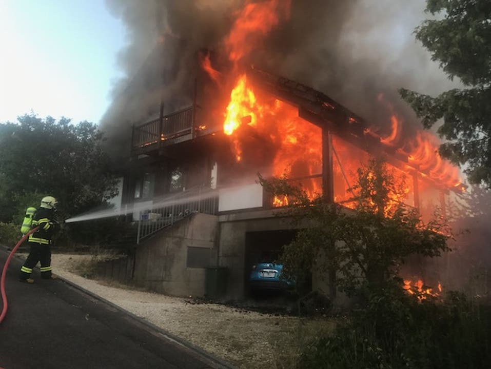 Ettingen BL, 28. Juni In einem Einfamilienhaus in Ettingen ist am frühen Donnerstagmorgen ein Feuer ausgebrochen. Das Haus stand in Vollbrand. Die im Haus lebende Person konnte sich retten. Die ausgerückte Feuerwehr brachte den Brand unter Kontrolle.