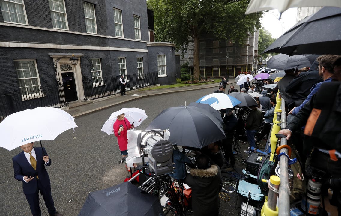 Um 11 Uhr wollte Theresa May eine öffentliche Stellungnahme abgeben. Diese ist auf den Nachmittag verschoben worden. Die Medien vor dem Haus der Premierministerin an der 10 Downing Street müssen sich also gedulden.