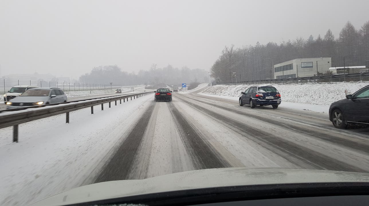 Schnee auf dem Autobahnzubringer T5 bei der Ausfahrt Buchs.