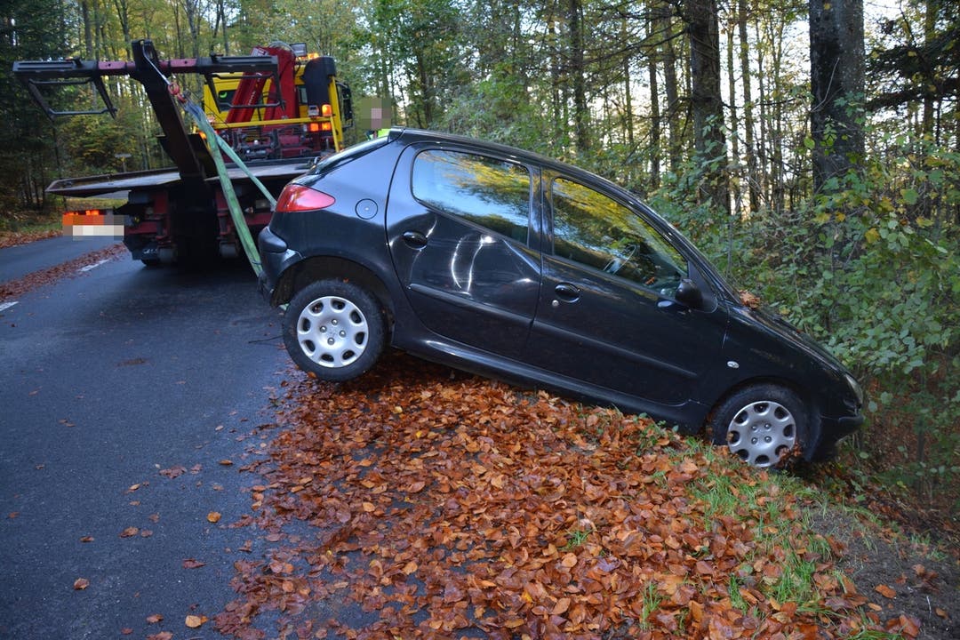 Dornach (SO), 25. Oktober Gleich zweimal kam es im Kanton Solothurn zu Unfällen, bei denen die Autofahrer jeweils von der Fahrbahn abgekommen und eine Böschung heruntergefahren sind.